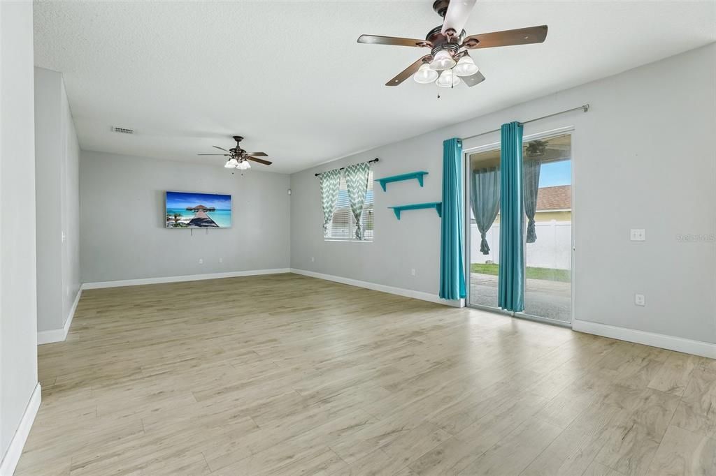 En Venta: $340,000 (3 camas, 2 baños, 2024 Pies cuadrados)