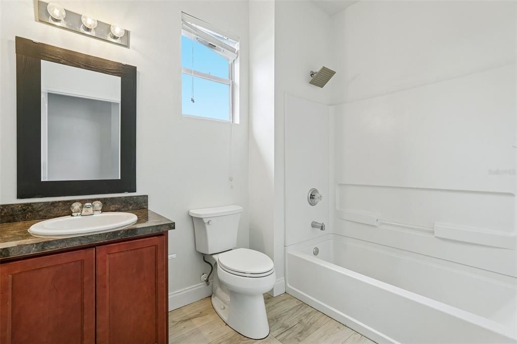 En Venta: $340,000 (3 camas, 2 baños, 2024 Pies cuadrados)
