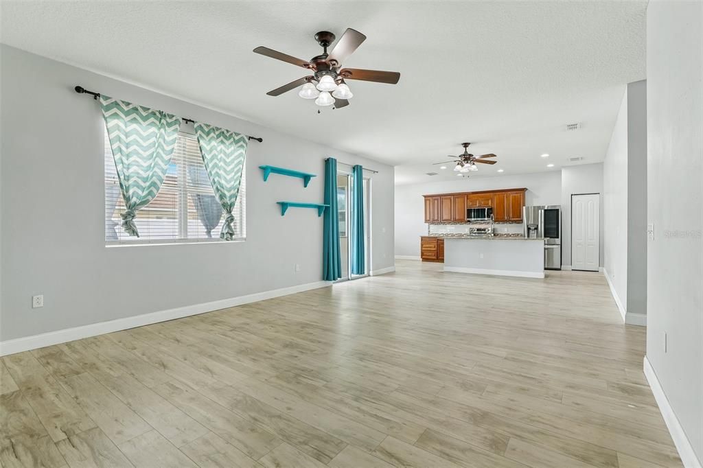 En Venta: $340,000 (3 camas, 2 baños, 2024 Pies cuadrados)