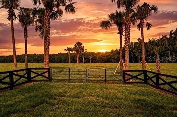 待售: $650,000 (10.71 acres)