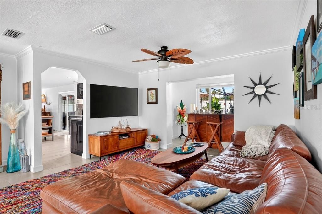 For Sale: $405,000 (3 beds, 2 baths, 1599 Square Feet)