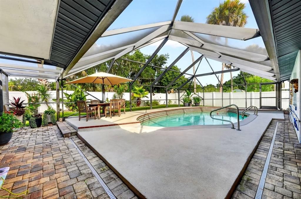 For Sale: $405,000 (3 beds, 2 baths, 1599 Square Feet)