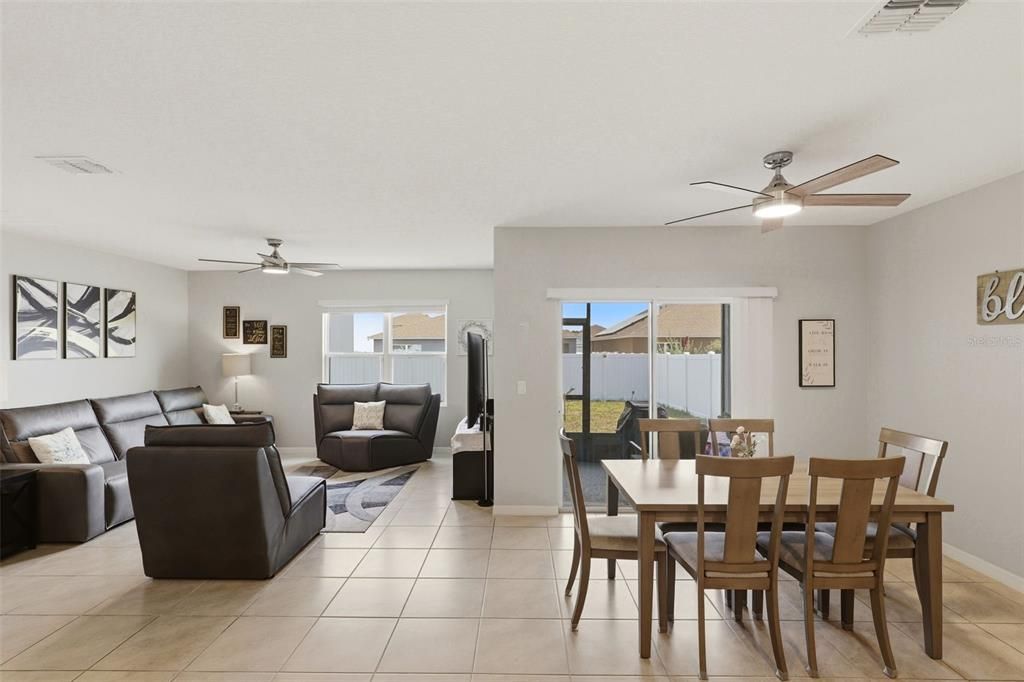 En Venta: $415,000 (4 camas, 2 baños, 1828 Pies cuadrados)