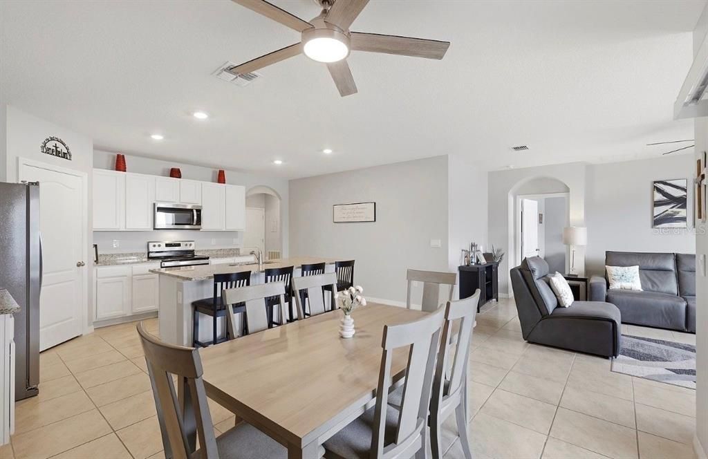 En Venta: $415,000 (4 camas, 2 baños, 1828 Pies cuadrados)