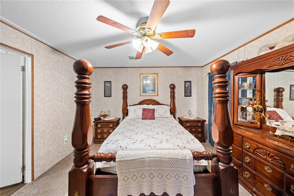 For Sale: $255,900 (3 beds, 2 baths, 1598 Square Feet)