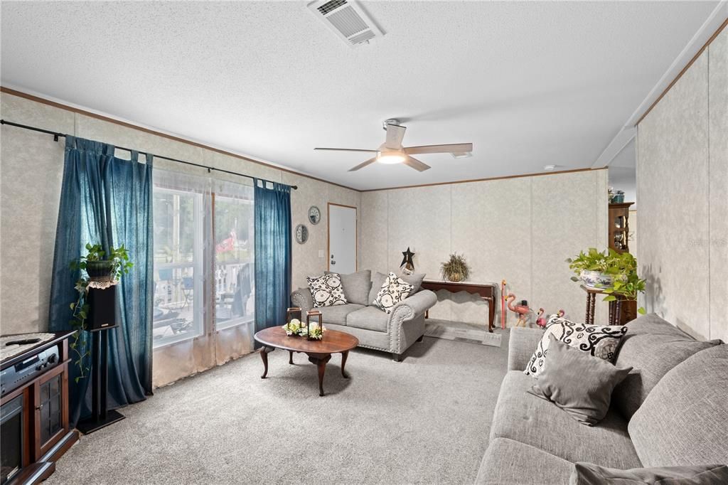 For Sale: $255,900 (3 beds, 2 baths, 1598 Square Feet)