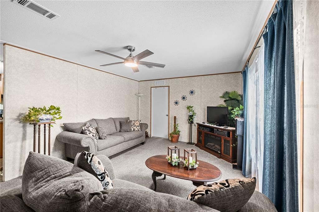For Sale: $255,900 (3 beds, 2 baths, 1598 Square Feet)