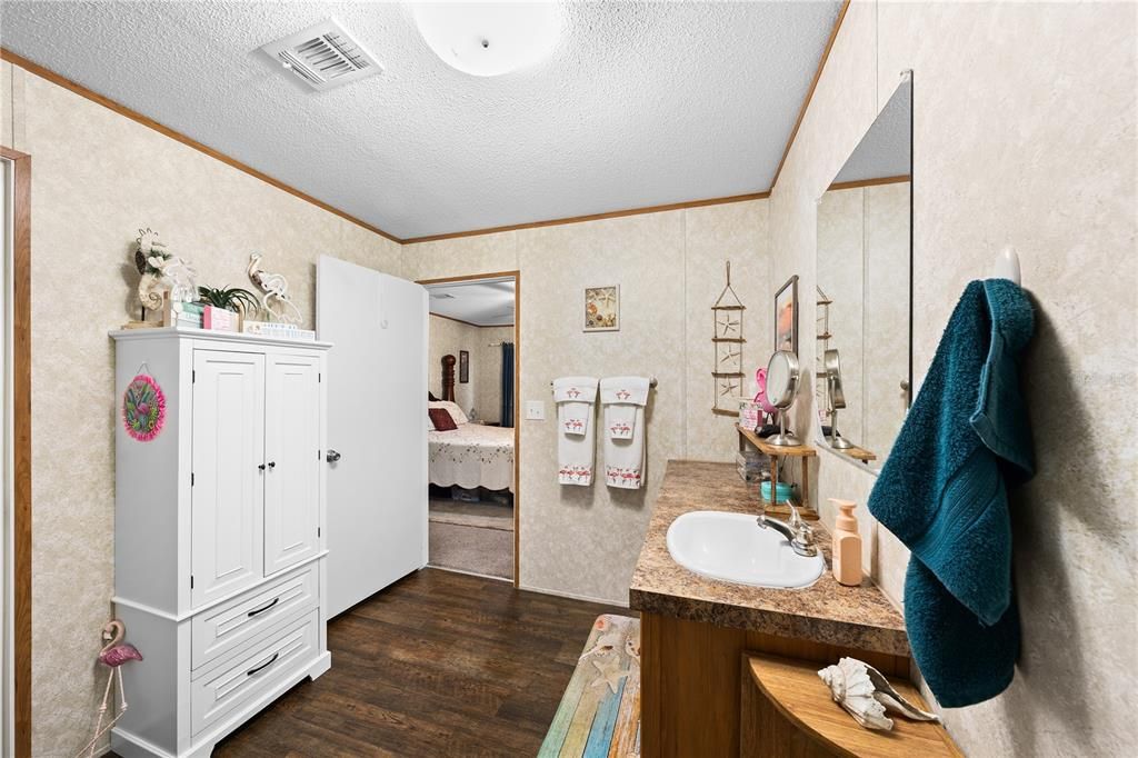 For Sale: $255,900 (3 beds, 2 baths, 1598 Square Feet)