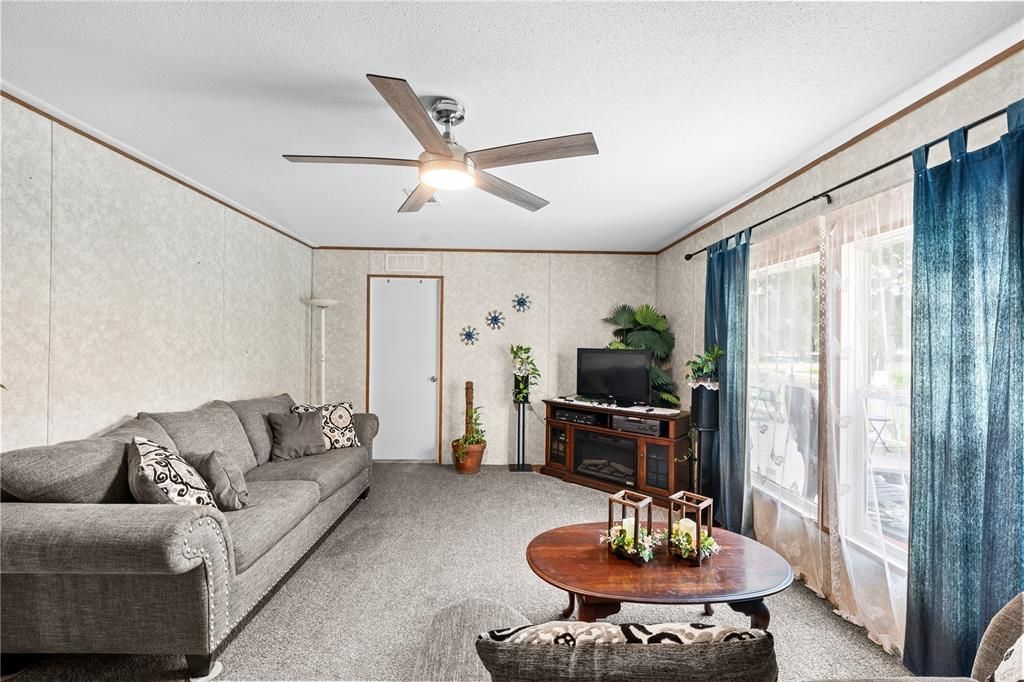 For Sale: $255,900 (3 beds, 2 baths, 1598 Square Feet)