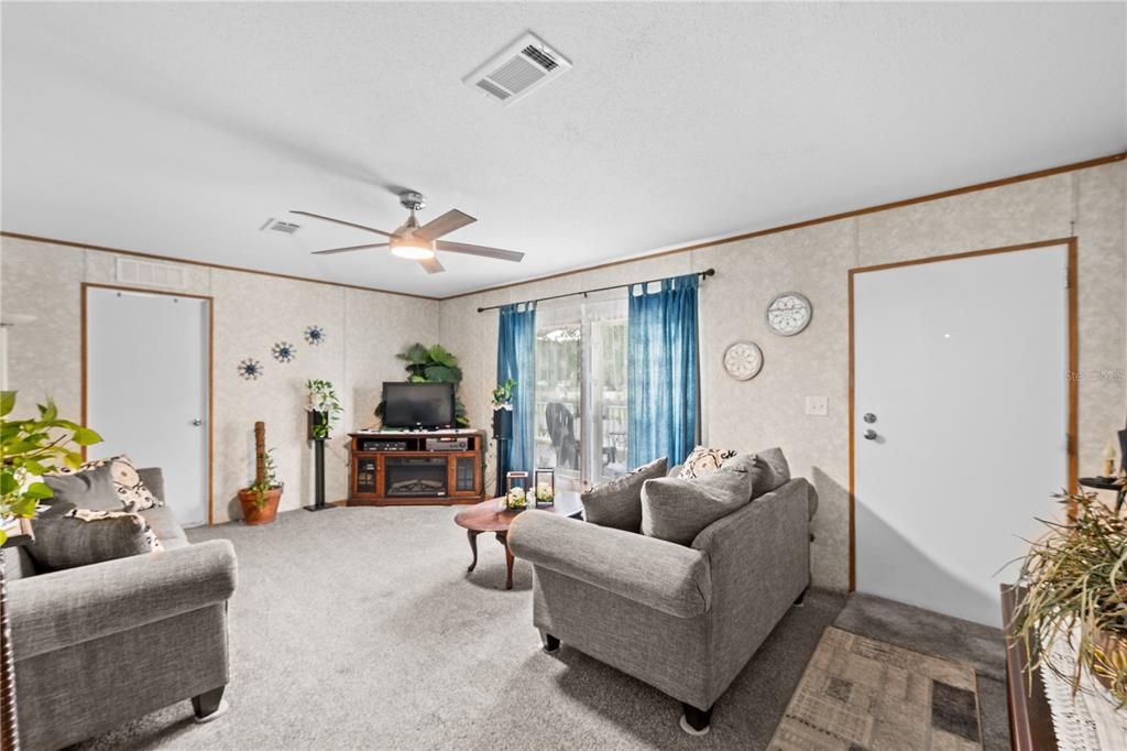 For Sale: $255,900 (3 beds, 2 baths, 1598 Square Feet)