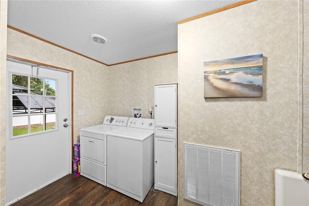 For Sale: $255,900 (3 beds, 2 baths, 1598 Square Feet)