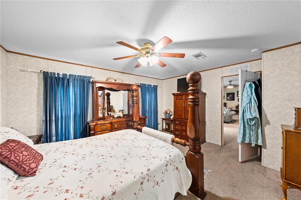 For Sale: $255,900 (3 beds, 2 baths, 1598 Square Feet)