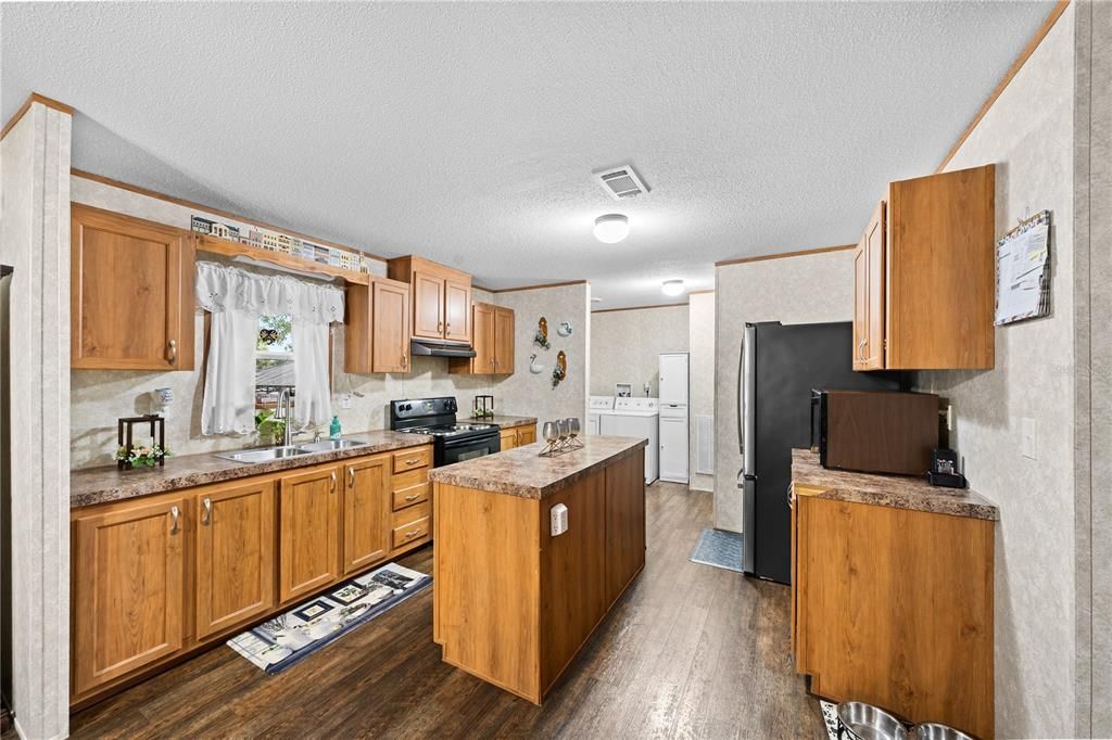For Sale: $255,900 (3 beds, 2 baths, 1598 Square Feet)