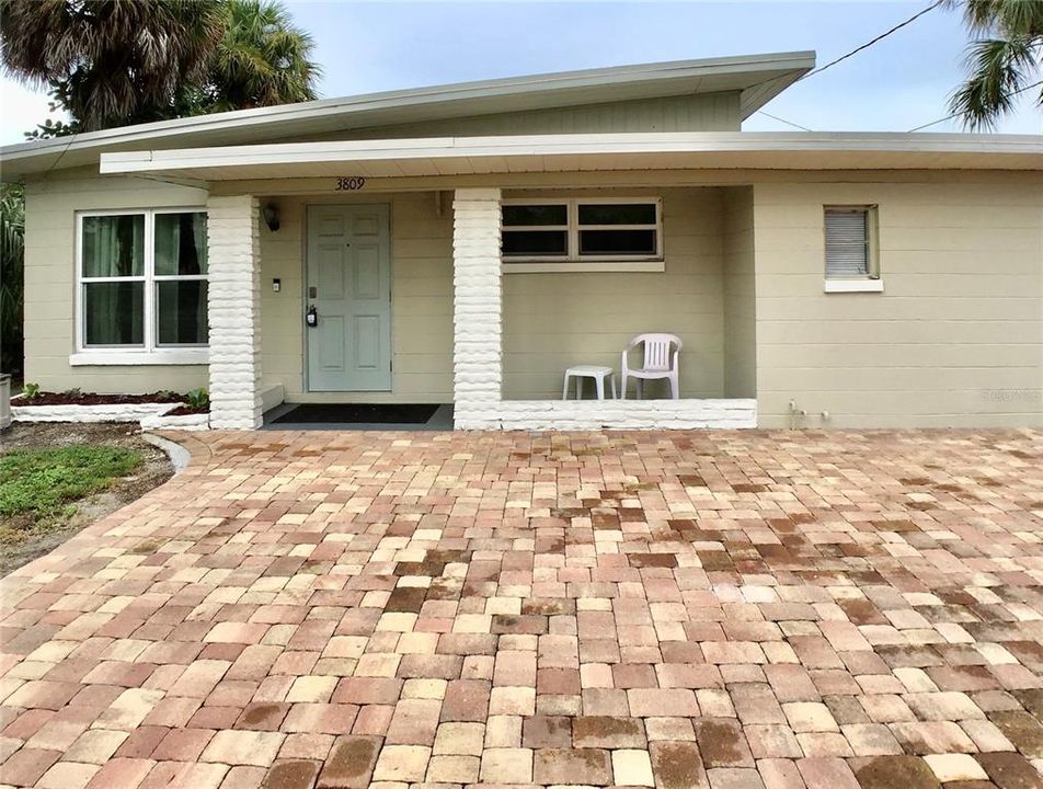 Active With Contract: $2,400 (3 beds, 2 baths, 1679 Square Feet)