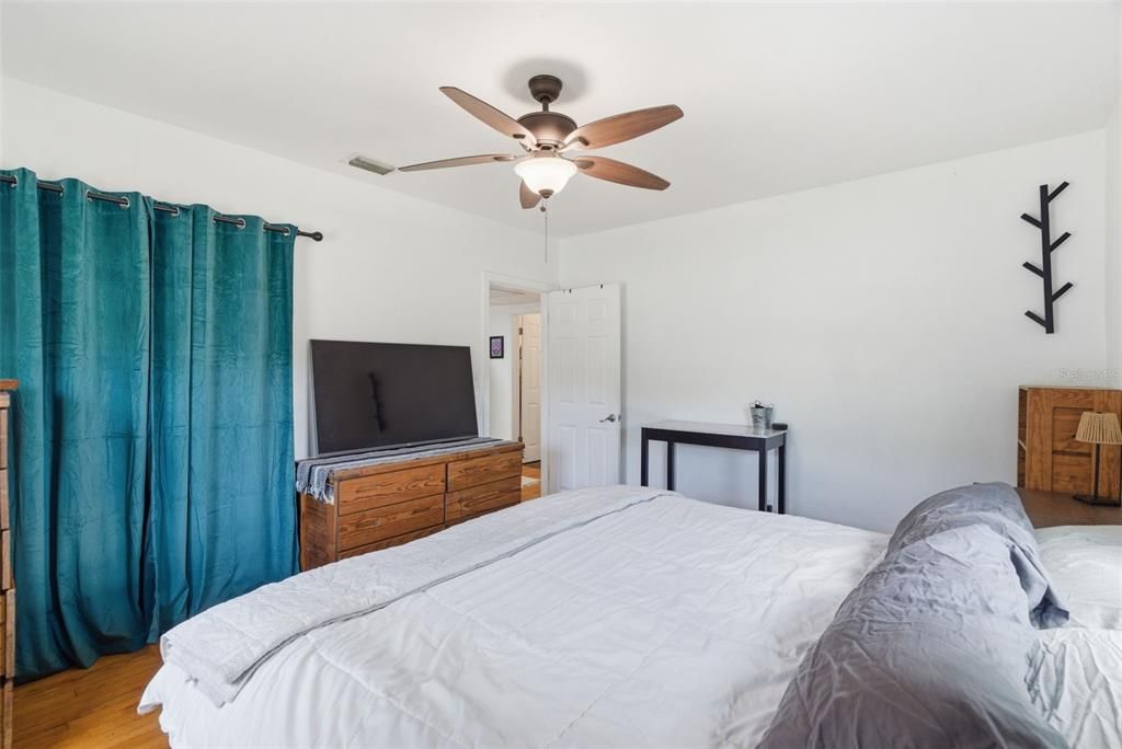 Под контрактом: $350,000 (3 спален, 1 ванн, 1118 Квадратных фут)