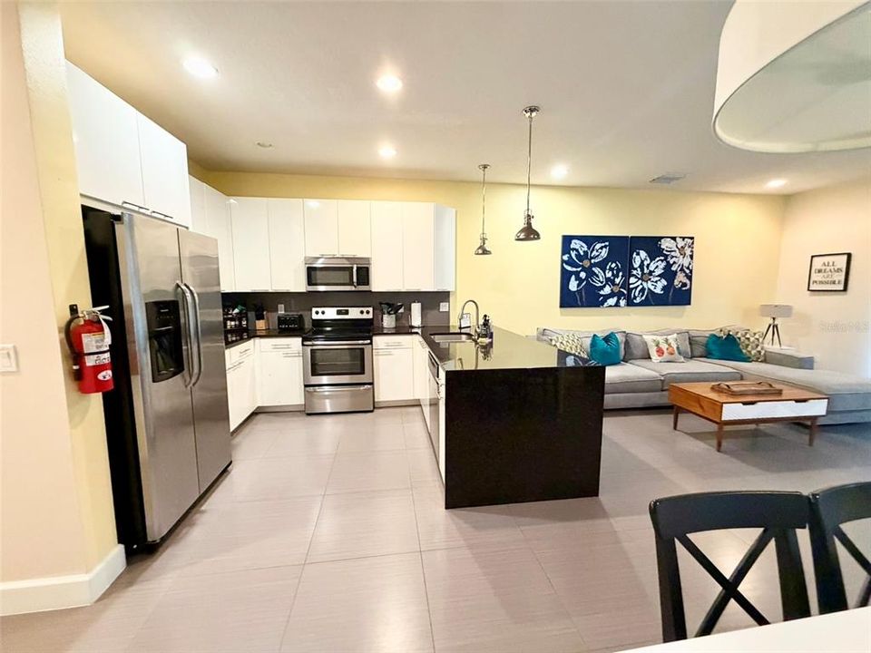 Activo con contrato: $2,450 (3 camas, 3 baños, 1512 Pies cuadrados)