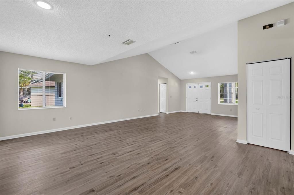 For Sale: $299,999 (3 beds, 2 baths, 1526 Square Feet)