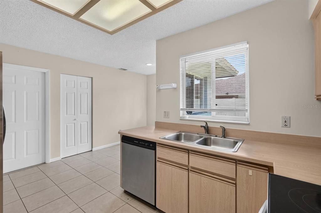 For Sale: $299,999 (3 beds, 2 baths, 1526 Square Feet)