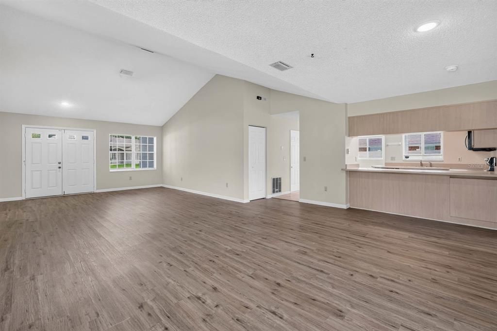 For Sale: $299,999 (3 beds, 2 baths, 1526 Square Feet)