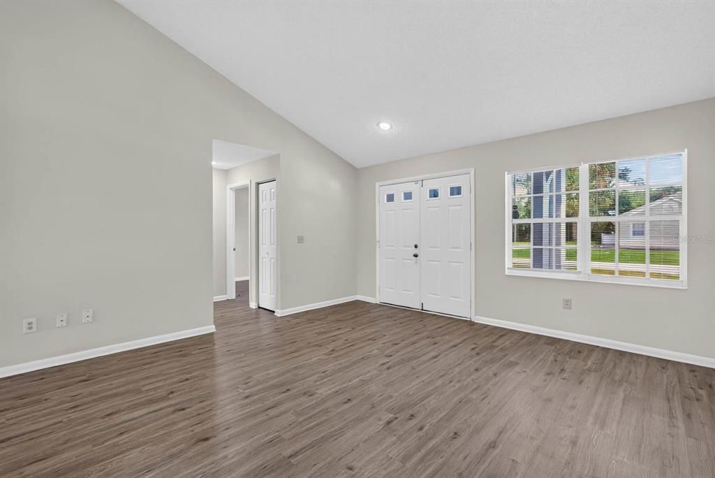 For Sale: $299,999 (3 beds, 2 baths, 1526 Square Feet)