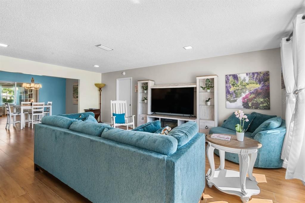 For Sale: $349,000 (3 beds, 2 baths, 2113 Square Feet)