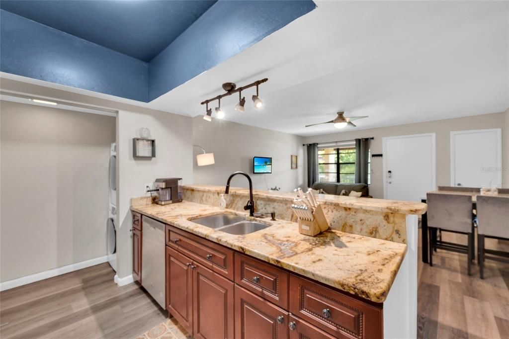 For Sale: $130,000 (1 beds, 1 baths, 679 Square Feet)