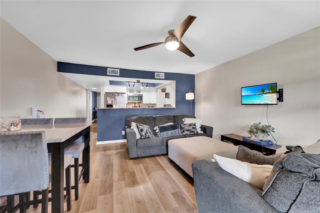 For Sale: $130,000 (1 beds, 1 baths, 679 Square Feet)