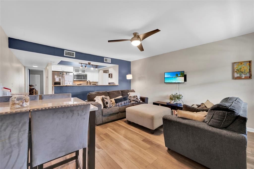 For Sale: $130,000 (1 beds, 1 baths, 679 Square Feet)