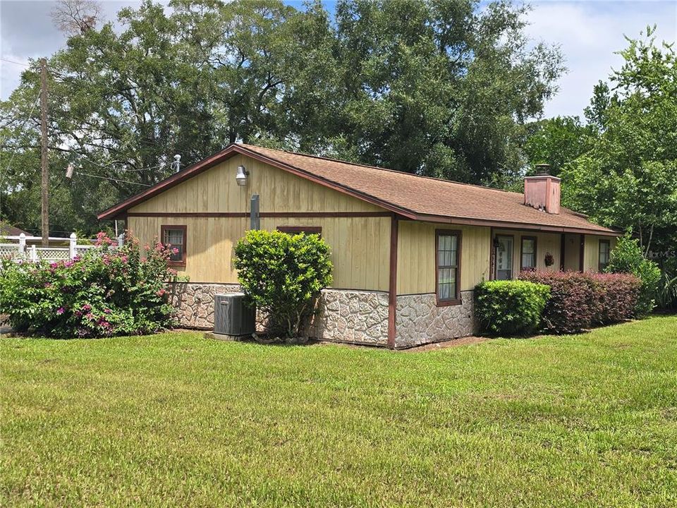 For Sale: $150,000 (2 beds, 2 baths, 1055 Square Feet)