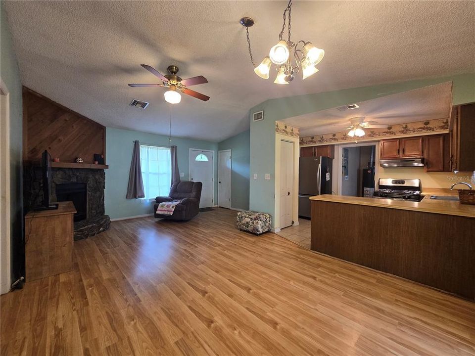For Sale: $150,000 (2 beds, 2 baths, 1055 Square Feet)