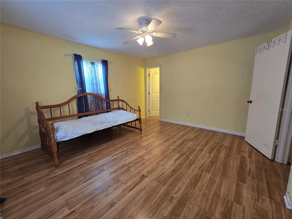 For Sale: $150,000 (2 beds, 2 baths, 1055 Square Feet)