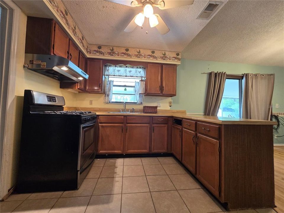 For Sale: $150,000 (2 beds, 2 baths, 1055 Square Feet)
