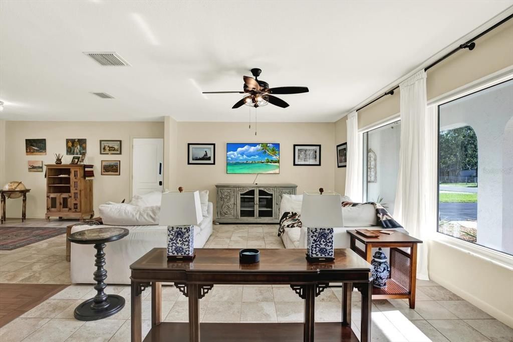 En Venta: $325,000 (3 camas, 2 baños, 1704 Pies cuadrados)