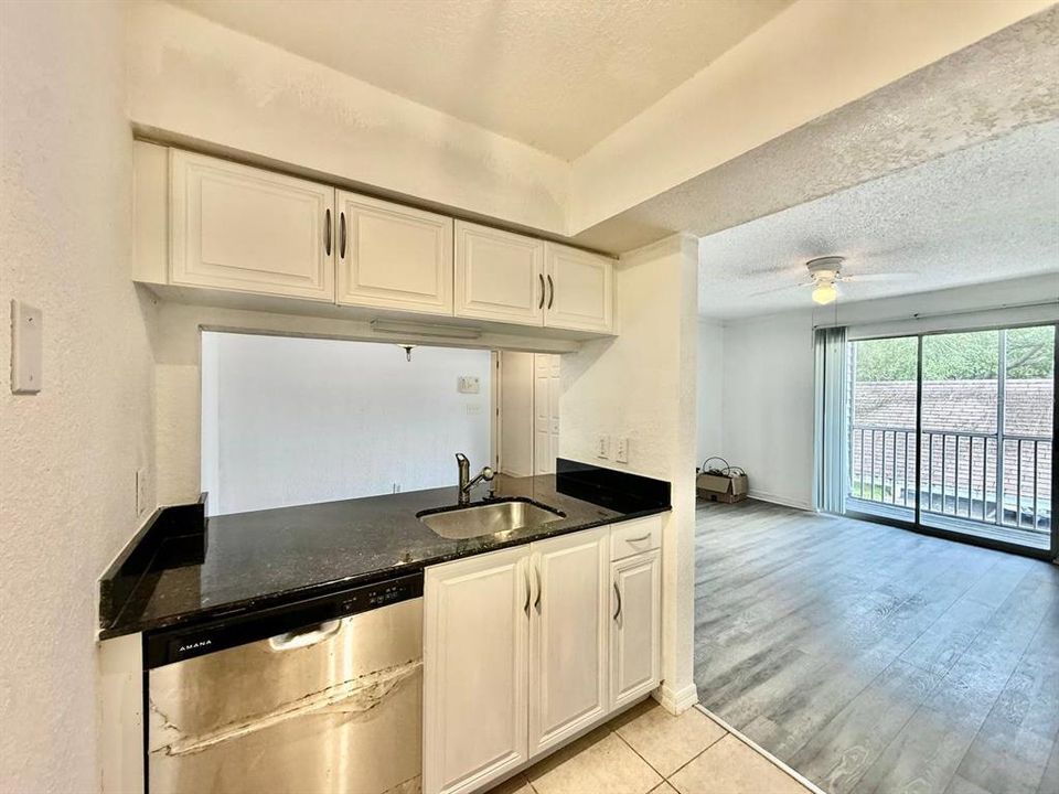 For Rent: $1,550 (1 beds, 1 baths, 694 Square Feet)