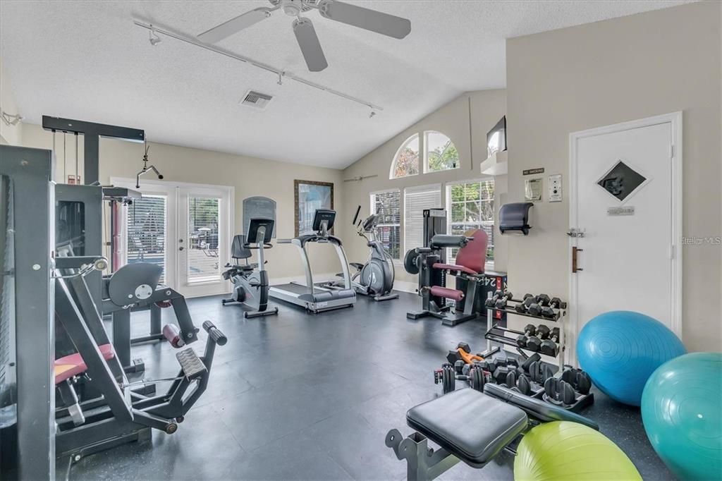 For Rent: $1,550 (1 beds, 1 baths, 694 Square Feet)