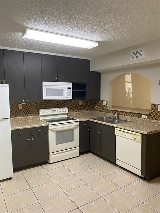 For Rent: $1,625 (2 beds, 1 baths, 896 Square Feet)