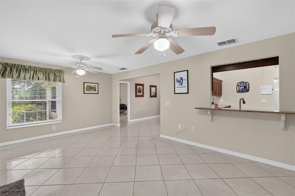 En Venta: $395,000 (3 camas, 2 baños, 2026 Pies cuadrados)