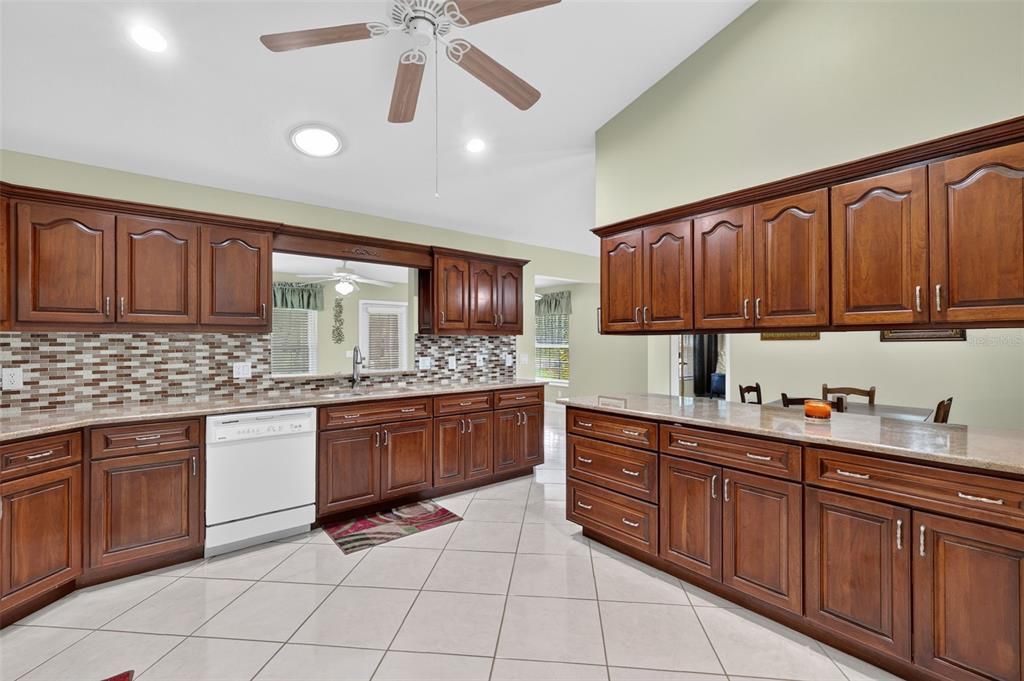 En Venta: $395,000 (3 camas, 2 baños, 2026 Pies cuadrados)