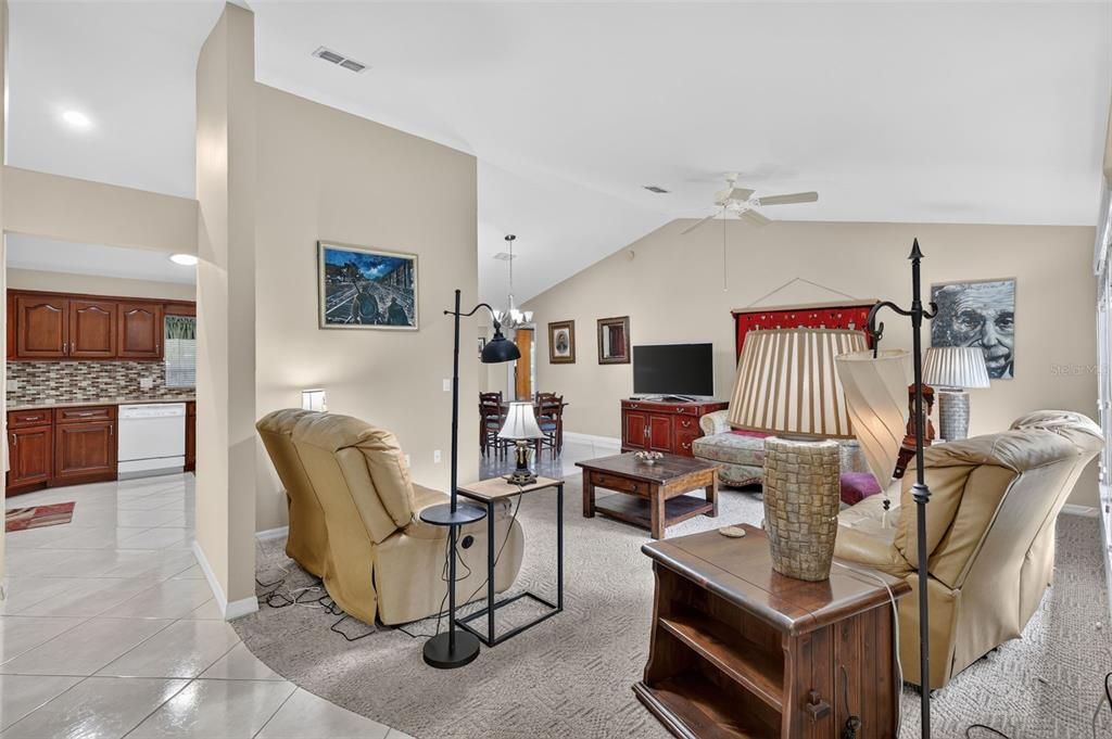En Venta: $395,000 (3 camas, 2 baños, 2026 Pies cuadrados)