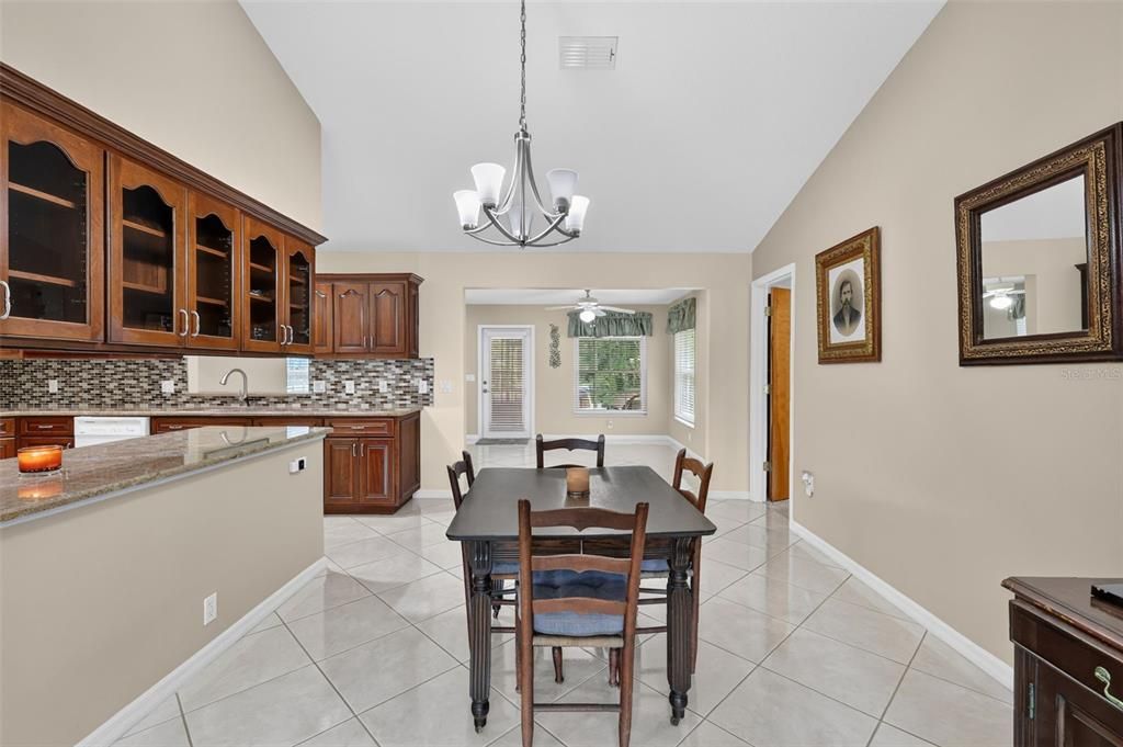 En Venta: $395,000 (3 camas, 2 baños, 2026 Pies cuadrados)