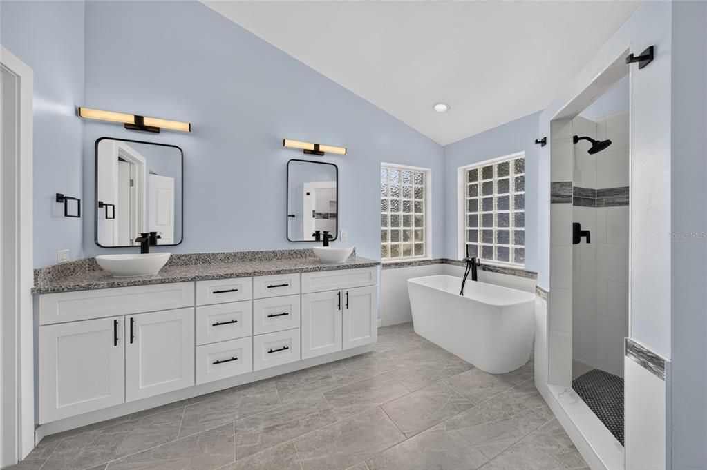 For Sale: $349,900 (3 beds, 2 baths, 1971 Square Feet)