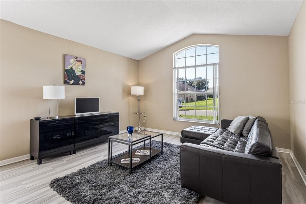 For Rent: $2,595 (3 beds, 2 baths, 1662 Square Feet)