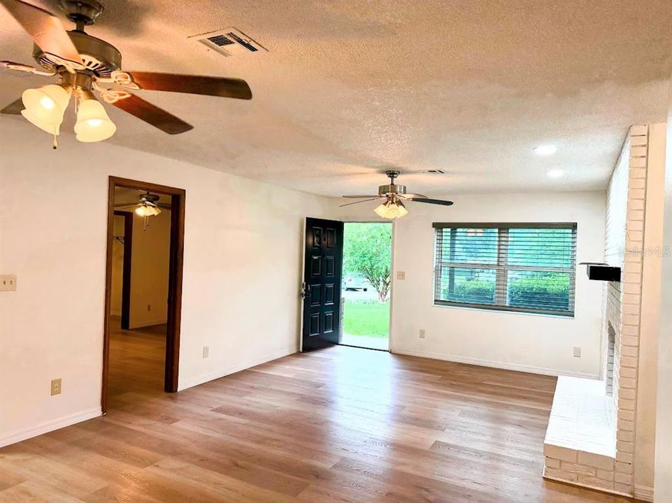 For Rent: $1,700 (3 beds, 2 baths, 1222 Square Feet)