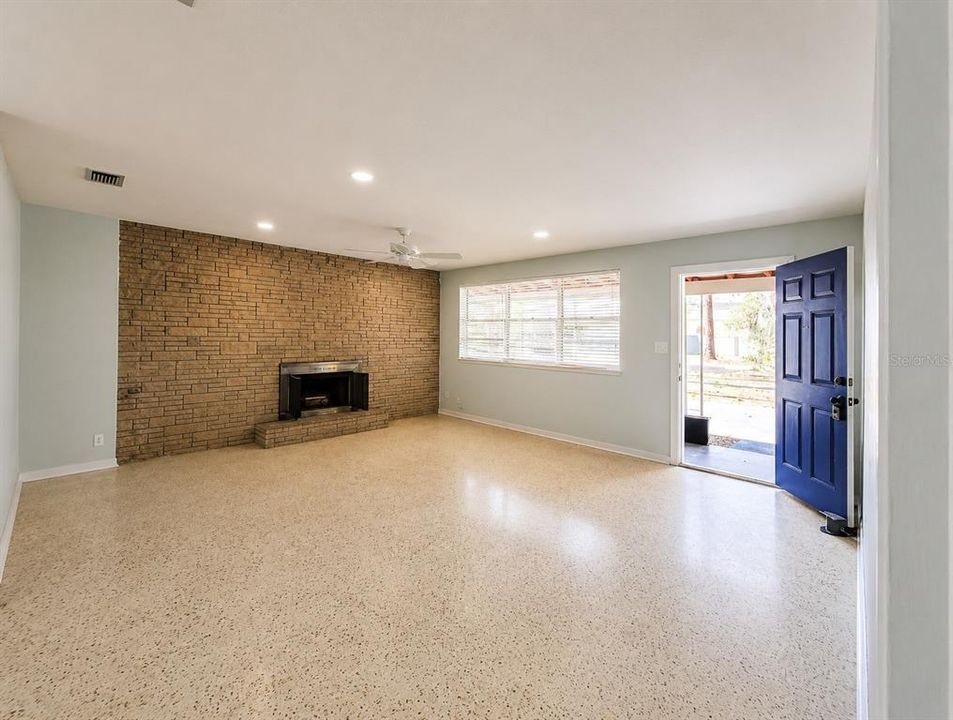 For Rent: $2,550 (4 beds, 2 baths, 2008 Square Feet)
