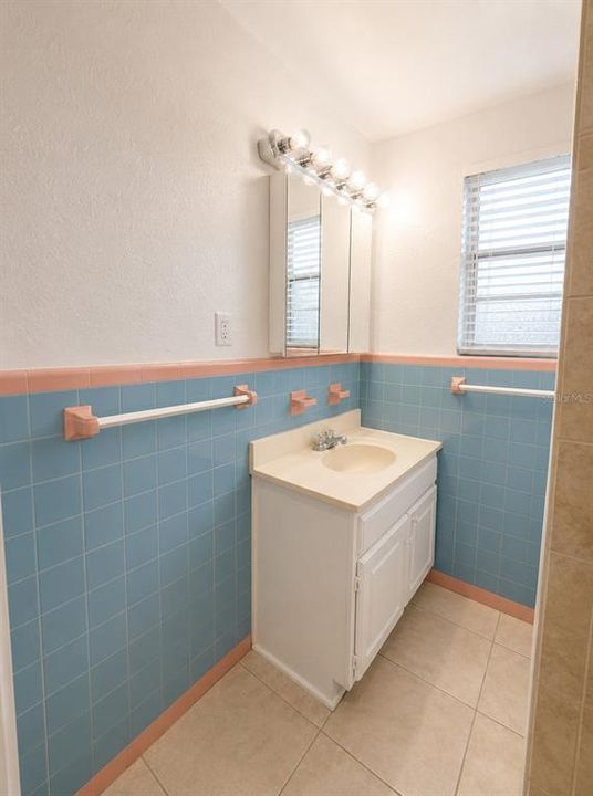 For Rent: $2,550 (4 beds, 2 baths, 2008 Square Feet)