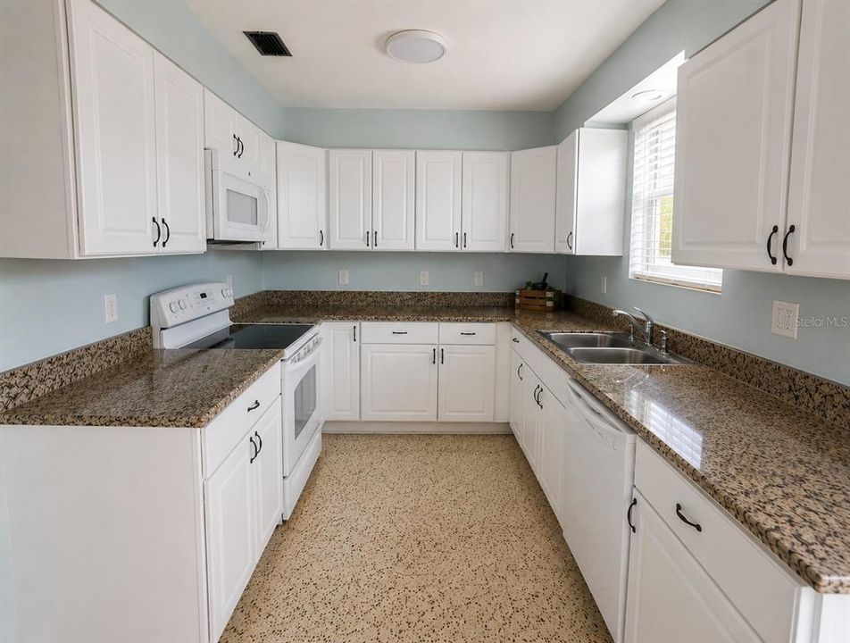 For Rent: $2,550 (4 beds, 2 baths, 2008 Square Feet)