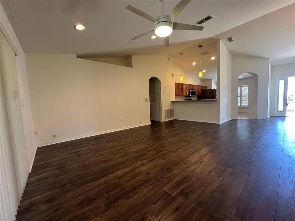 For Rent: $1,950 (3 beds, 2 baths, 1930 Square Feet)