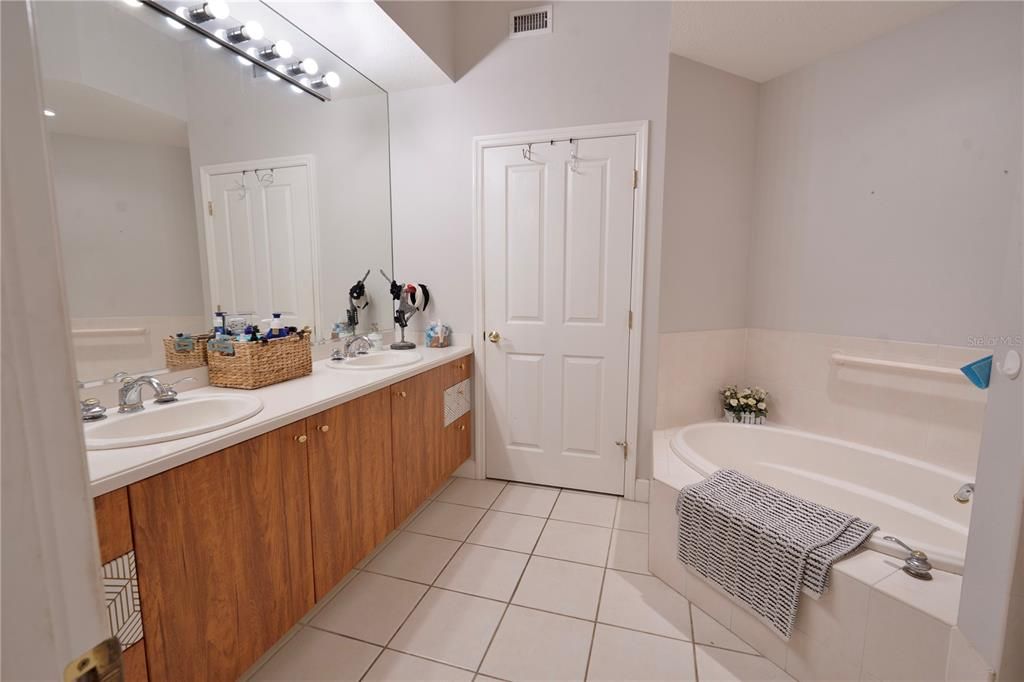 For Sale: $475,000 (3 beds, 2 baths, 1798 Square Feet)