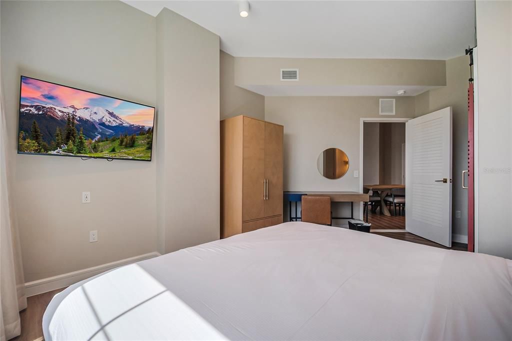 For Sale: $359,900 (2 beds, 2 baths, 1163 Square Feet)