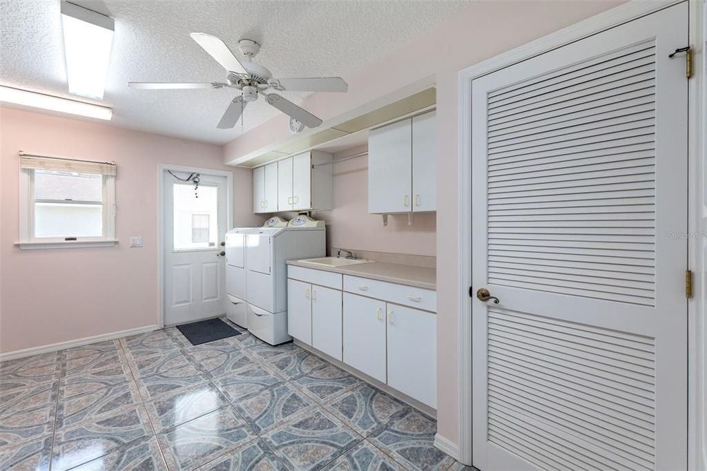 For Sale: $535,000 (3 beds, 2 baths, 2578 Square Feet)